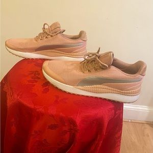 Women Puma sneaker, size 9